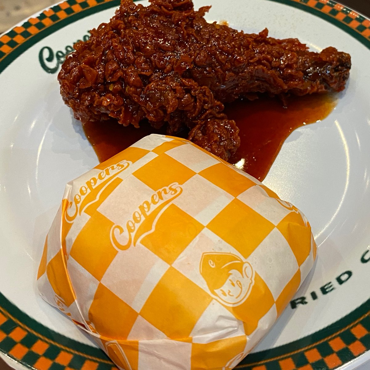 frppcnow's tweet photo. top 3 ayam OJOL gue lately:

1. mak dura — 9/10
2. hotways — 8.5/10
3. coopers chicken — 8.5/10

mak dura tuh tipe yang ga pernah gagal.
lagi laper? kepikiran. lagi bingung? kepikiran juga. https://t.co/QjntOeQUid