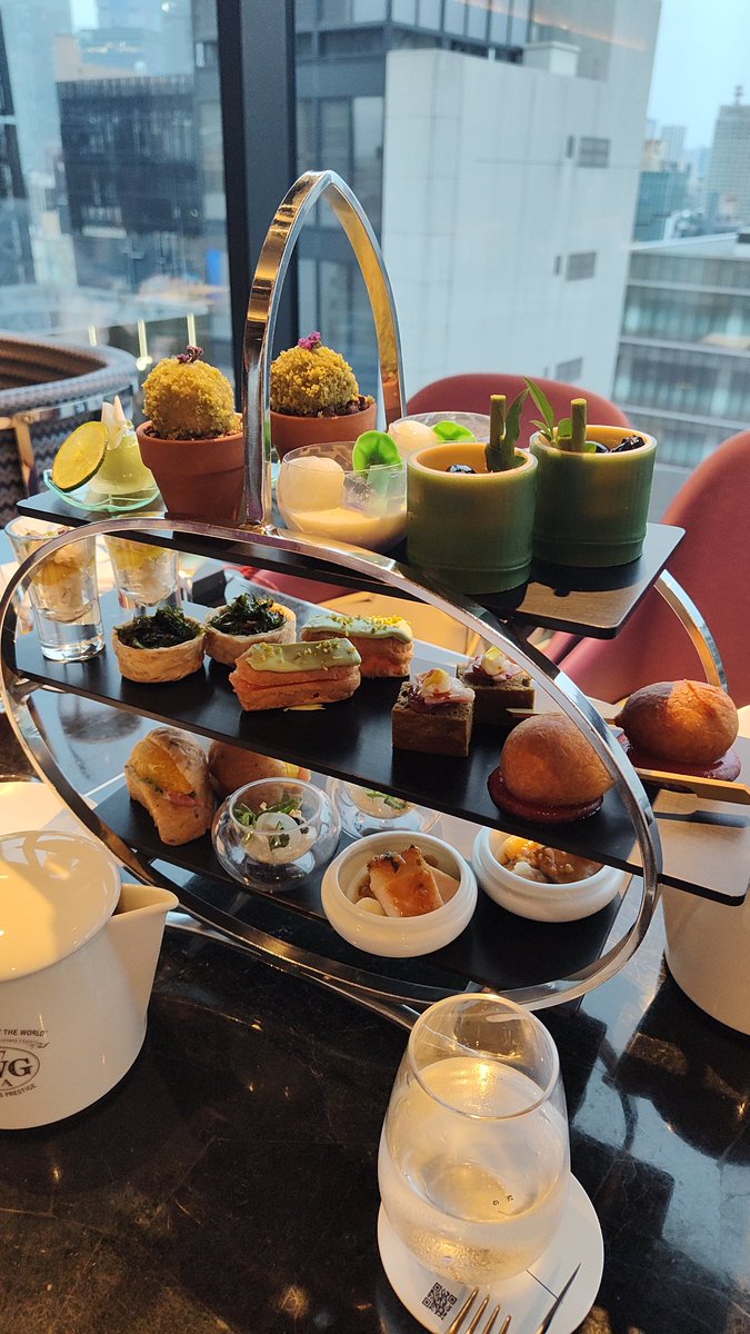 ryorca's tweet photo. 銀座でイブニングハイティーでした☕
セイボリーが多いものが好きです🥪
苔玉はティラミスでした🍴 https://t.co/vV1trSLblX