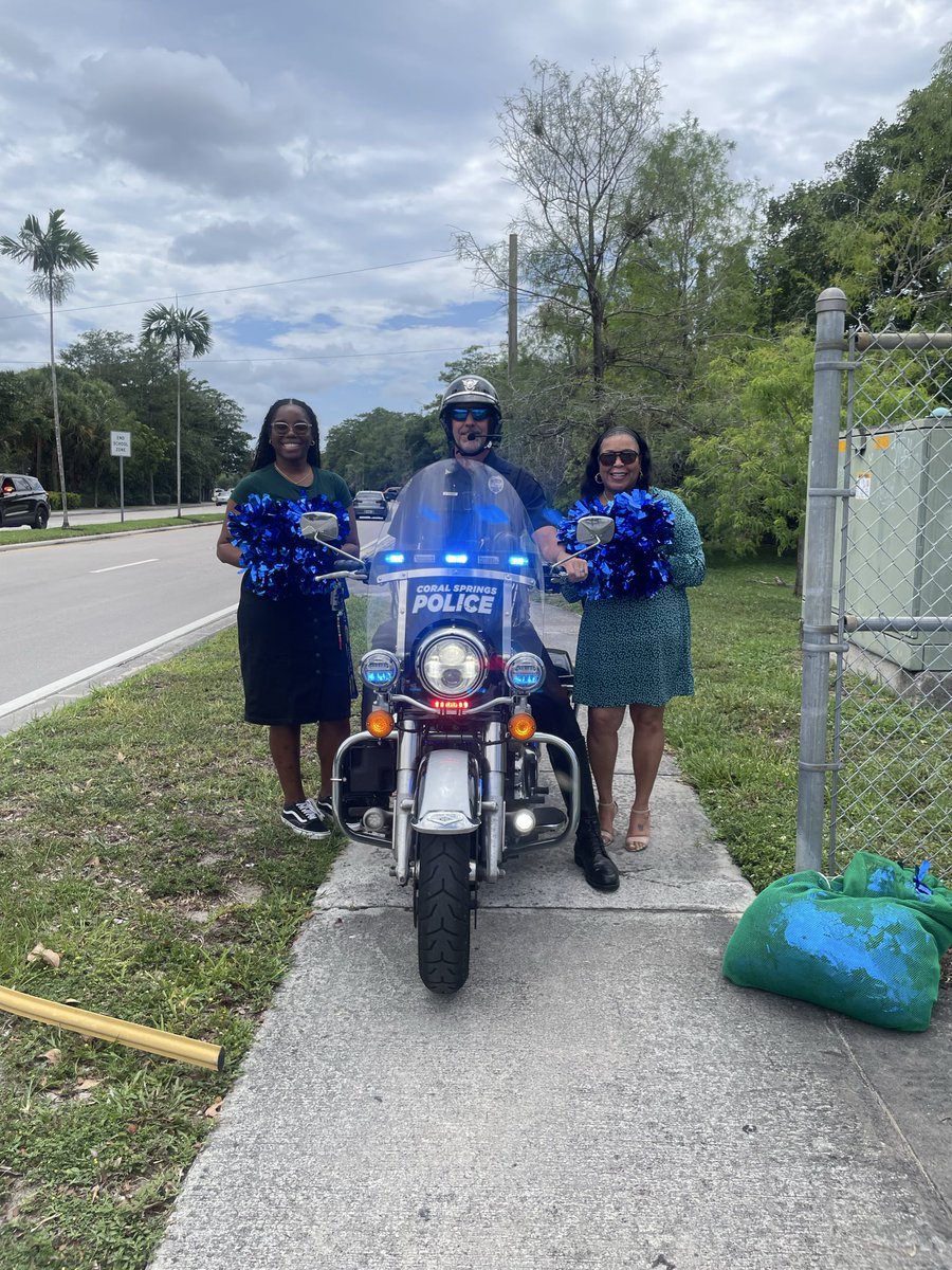 orr_ap's tweet photo. Huge thank you to the Coral Springs Police Department for making our 5th grade movie walk extra special! 🚓💙@DirMWS @BCPSNorthRegion https://t.co/EeTusYT8xs