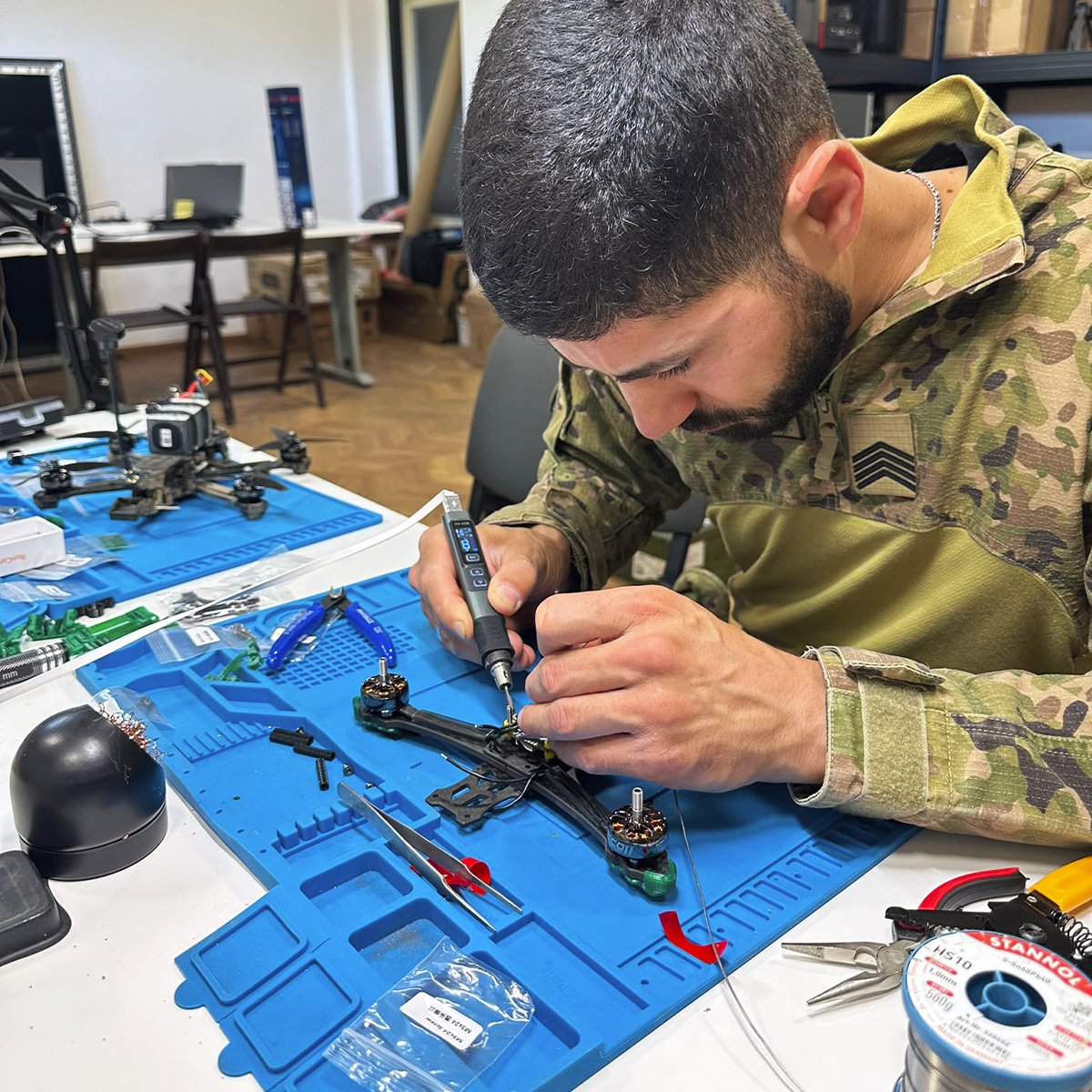 EMGFA_RP's tweet photo. Os militares portugueses destacados na Eslováquia estão a desenvolver uma capacidade autónoma para conceber, produzir e operar drones FPV 🇸🇰
Mais em https://t.co/UUJqN27KVq
#ForçasArmadasPortuguesas #4FNDSVK #DronesFPV https://t.co/9x2kCgMMEg
