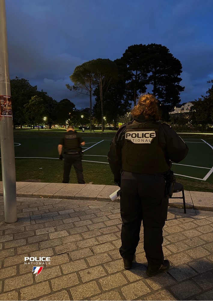 PoliceNat44's tweet photo. #Protéger | De jour comme de nuit, nous menons des contrôles dans le centre-ville de #Nantes pour lutter #ContreLesTrafics. Pour renforcer notre action, nous nous appuyons sur les réquisitions du procureur de la République. https://t.co/dPcE403Vjw