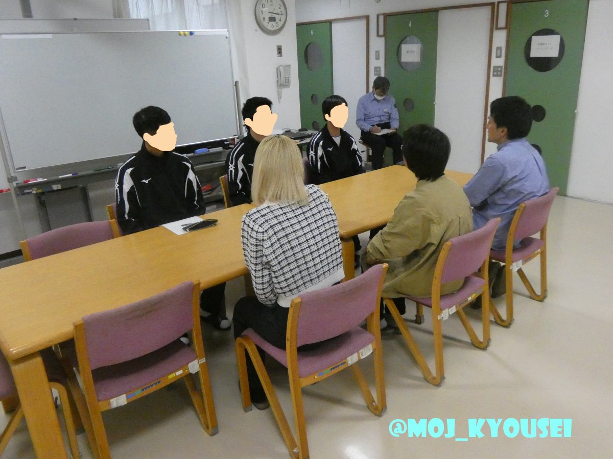MOJ_KYOUSEI's tweet photo. 【#BBS 会員とのいろり端集会】
#有明高原寮 では毎月１回、出院間近な少年が年齢が近いBBS（Big Brother and Sisters）会員に対し、出院後の進路・悩み相談をする「いろり端集会」を実施しています。 #更生保護女性会 から始まった活動ですが、昭和の時代から続く伝統ある活動です。 https://t.co/kFzqmo0V7M