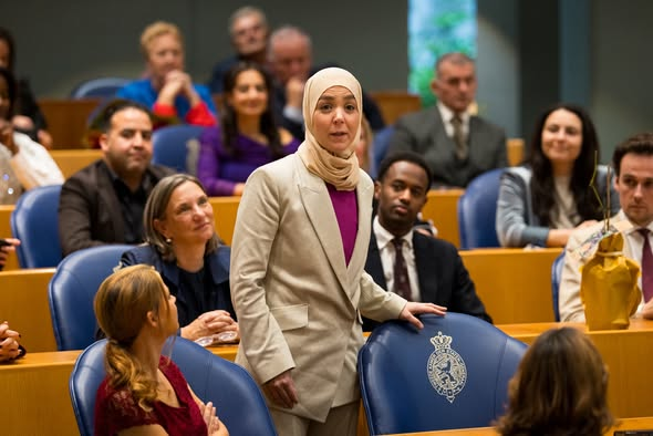 WimdenOudsten's tweet photo. "Praten over armoede, maar zelf een riant salaris incasseren in Amsterdam. De linkse elite lacht de burger weer keihard uit!" Terwijl Nederland zucht onder de hoge kosten, verlaat Esmah Lahlah (PRO) de Tweede Kamer voor een nog luxere stoel in Amsterdam. Inclusief een salaris waar de gewone man alleen van kan dromen. Is dit de 'sociale rechtvaardigheid' waar ze voor staan? De woede in het land bereikt een kookpunt. Ontdek hier de schokkende details van deze lucratieve overstap!
https://t.co/tWOdeWxLZD