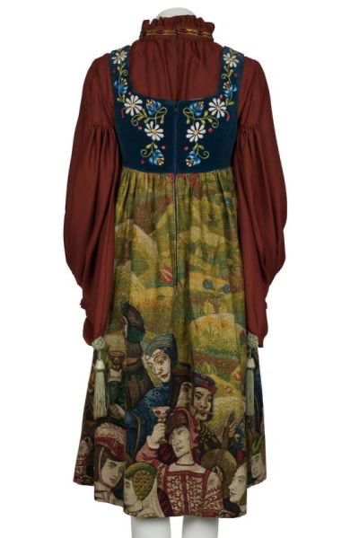 _GooeyGUI_'s tweet photo. i ADORE bill gibb’s work but i’m obsessed with this dress in particular. midcentury medieval revival was one of my favorite fashion and music trends, like, ever. https://t.co/BGMi1S5o36