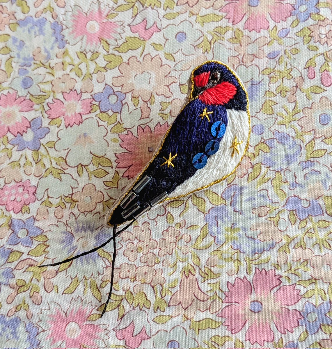 muu_cat_'s tweet photo. 散歩中に見かけると嬉しくなります
#ツバメ #刺繍 #ブローチ
#ヨコハマハンドメイドマルシェ
#hmj https://t.co/8Hky6W3axn