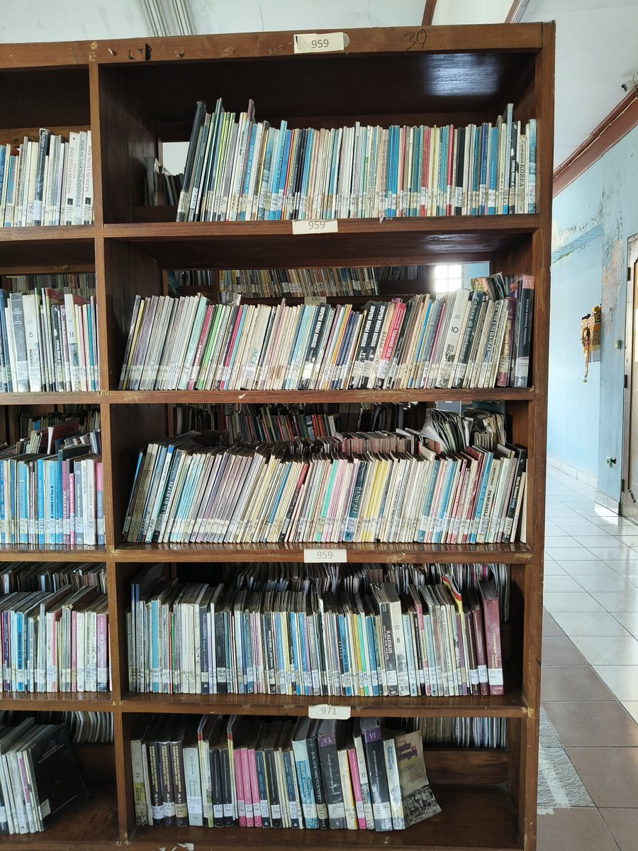 bramwas's tweet photo. Kunjungan ke perpusda provinsi beberapa waktu lalu. Pengunjung hari itu total cuma empat orang berdasarkan buku tamu. Koleksi buku banyak yg lbh tua daripada aku yg udah kepalan 3

Pustakawannya sendiri pesimis krn di TA 2027 sdh yakin anggarannya akan dipangkas lagi https://t.co/QJ0lPRw8xm