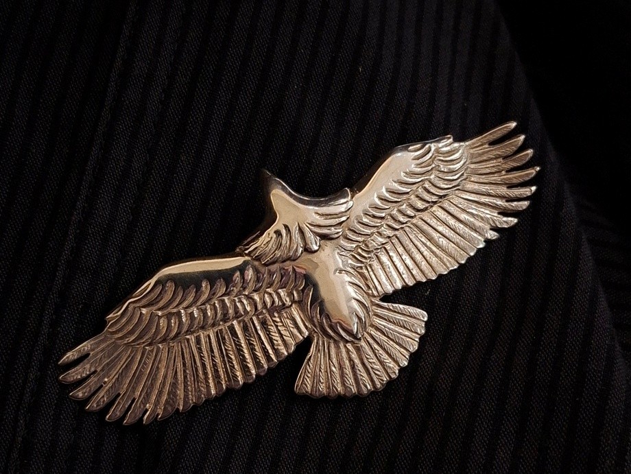 silver29617's tweet photo. Redman. - 組裝
石橋的 young eagle 與雙爪的簡單組裝
一條和布繩就能穿成一組
-ABOUT-
REDMAN. - 石橋征道
現年90歲的日本印第安老工匠石橋征道
50年代已去美國學習印第安人知識
REDMAN. 是基奧瓦族人授予的印第安的稱號
超過半世紀的工藝延續到現在
#Redman. #石橋征道 #dresscode925 https://t.co/DfsYe8O6PJ