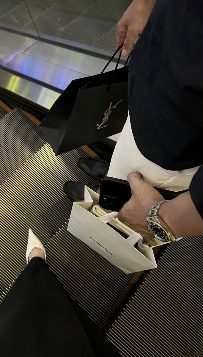 Nazbilazz's tweet photo. Definisi sebenar duit boleh cari, tapi sugar daddy yang pemurah macam ni susah nak jumpa. Rezeki shopping harini, thank you daddy! 💸💅🏼 https://t.co/Dut3GBZ4GV