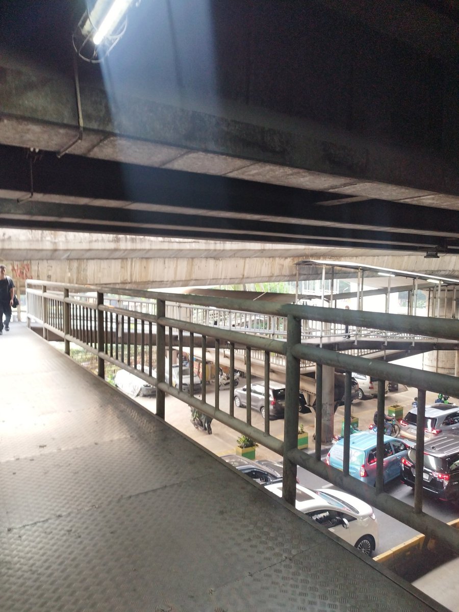 dimasekop's tweet photo. Jembatan di kolong jembatan,
Jembatanception 😱 https://t.co/eAkmuYhBYA
