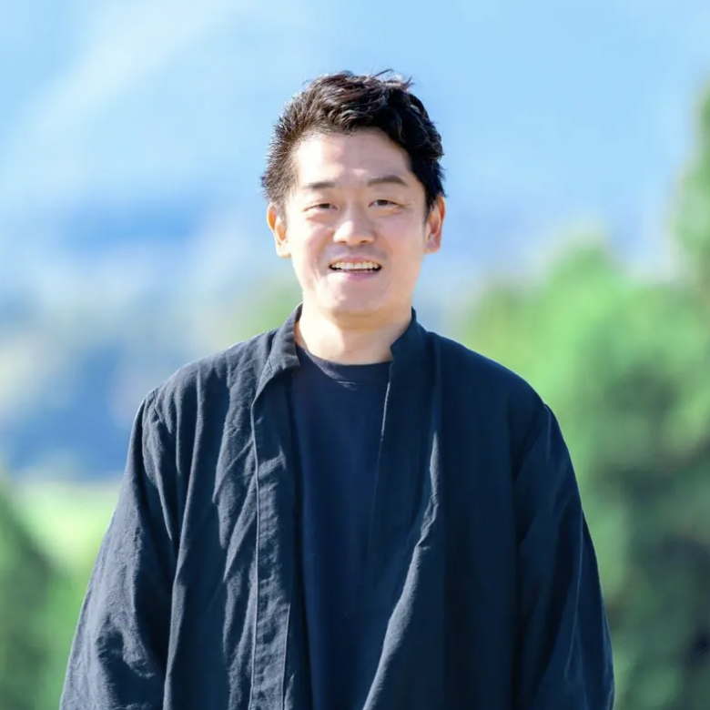onsendojo's tweet photo. ＼🔥地域を沸かす社長たちに会える🔥／

📢ONDOグループ合同イベント
「地域留学見本市」開催！
観光、まちづくり、公共施設運営、官民連携――
地域の課題と本気で向き合い、地域を盛り上げる事業をつくる社長たちと直接話せる1日です。

当日は実際にまちを歩きながら、地域での事業づくりのリアルを体感。後半には社長たちとの本音クロストークも開催します✨
💡こんな方におすすめ
・地域を盛り上げる仕事に興味がある
・官民連携や事業開発に関心がある
・経営者や現場の若手社員と話してみたい
・将来、地域で何か挑戦してみたい

📅6月14日（日）12:00〜17:00
📍阿下喜ビジターセンター
（三重県いなべ市北勢町阿下喜798）
▼詳細
https://t.co/aDmHuOnMDY

▼申込
https://t.co/D6xuVvp3il
#地域創生 #まちづくり #地域留学 #インターン #地方創生 #新卒採用 #就活 #事業開発 #ホテル #観光 #就活 #27卒 #28卒 #29卒

詳細：https://t.co/aDmHuOnMDY