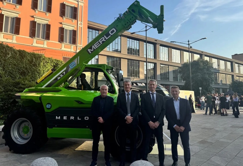 noticiasmaquina's tweet photo. Merlo recibe la Mención de Honor Compasso d’Oro https://t.co/8mErjelki9 #CONSTRUCCIÓN #ELEVACIÓN #CompassodOro #manipualdores #Mención https://t.co/sBitw8yiZE