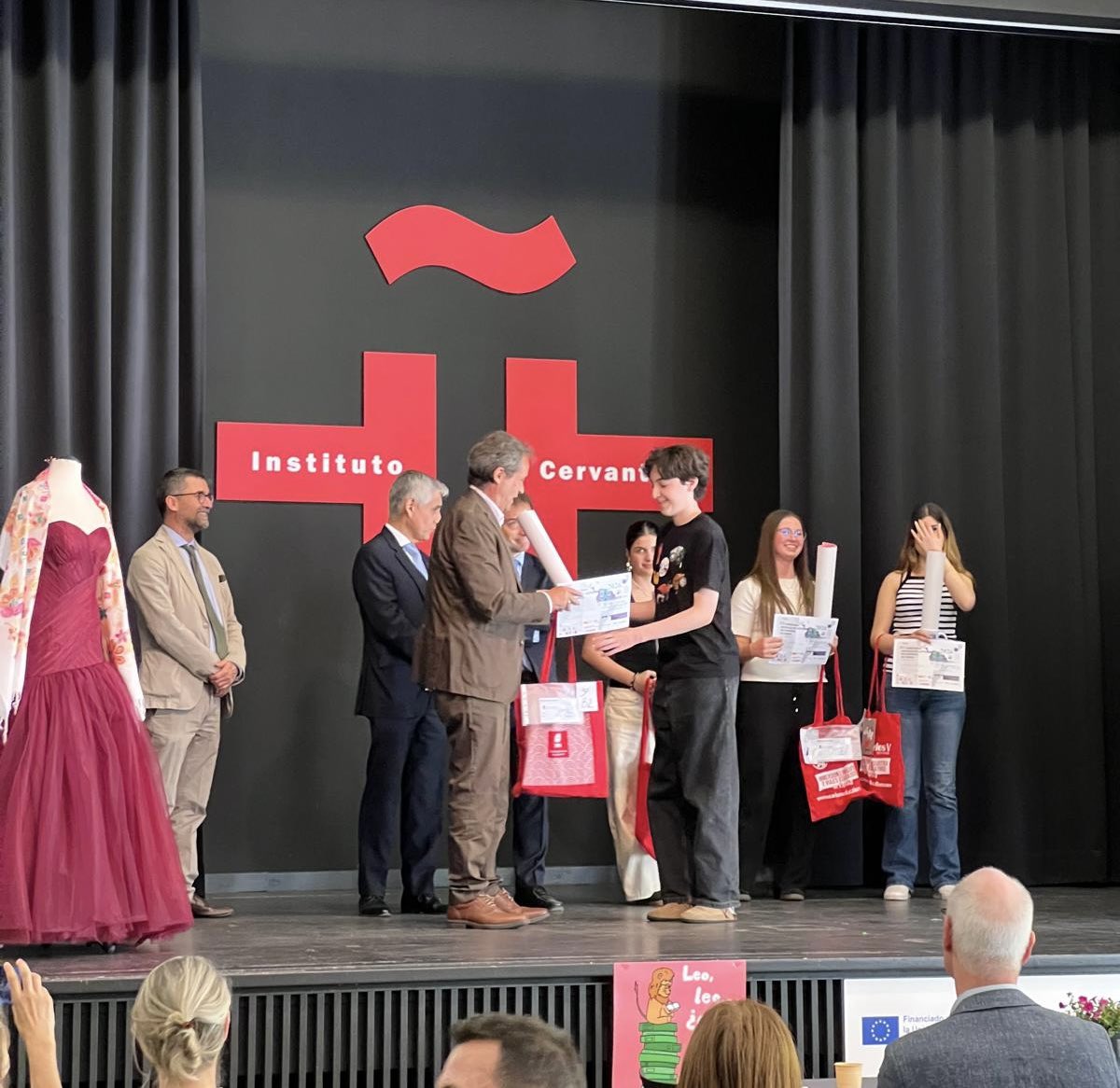 ConsulMexFrk's tweet photo. 📚🇲🇽 El Consulado participó en la Final de la XV edición del concurso de lectura en español “¿Leo, leo, qué lees?”, en el @InstCervantes Frankfurt. 

🎖️Este año, el certamen celebró además su 15.º aniversario, promoviendo el español y el intercambio cultural. https://t.co/ECpdShI40h