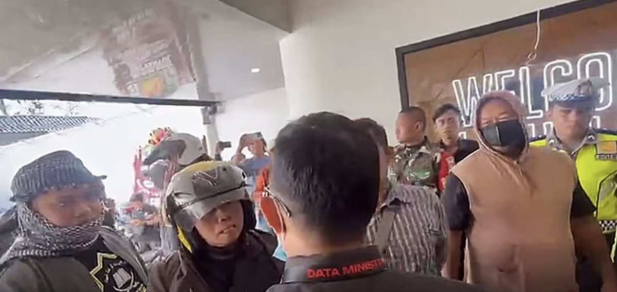 Witness24News's tweet photo. 🇮🇩Imagine being told you cannot pray because your faith is not welcome in the neighborhood.

This happened in Indonesia. About 15 members of the Islamic Jihad Front (FJI)  stormed a Christian church and forced a Sunday worship service to stop.

They demanded that Christians halt their prayers and leave. Their objection? The area is overwhelmingly Muslim and some local residents opposed Christian worship there.