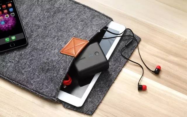 _caarla's tweet photo. Just clocking the break time – desk nap + iced coffee = my afternoon productivity hack https://t.co/yuxfr3rvnS
