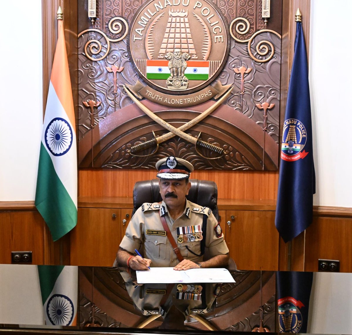 Sanjay_Pinto's tweet photo. A proud, goosebumps moment as an 'Officer &amp; A Gentleman' @copmahesh1994 takes over the reins of @tnpoliceoffl. Congratulations. @CMOTamilnadu @actorvijay @TVKVijayHQ @chennaipolice_ @ChennaiTraffic @IPS_Association 
#MaheshAggarwal #DGP #HOPF https://t.co/mcX9FsqyFT