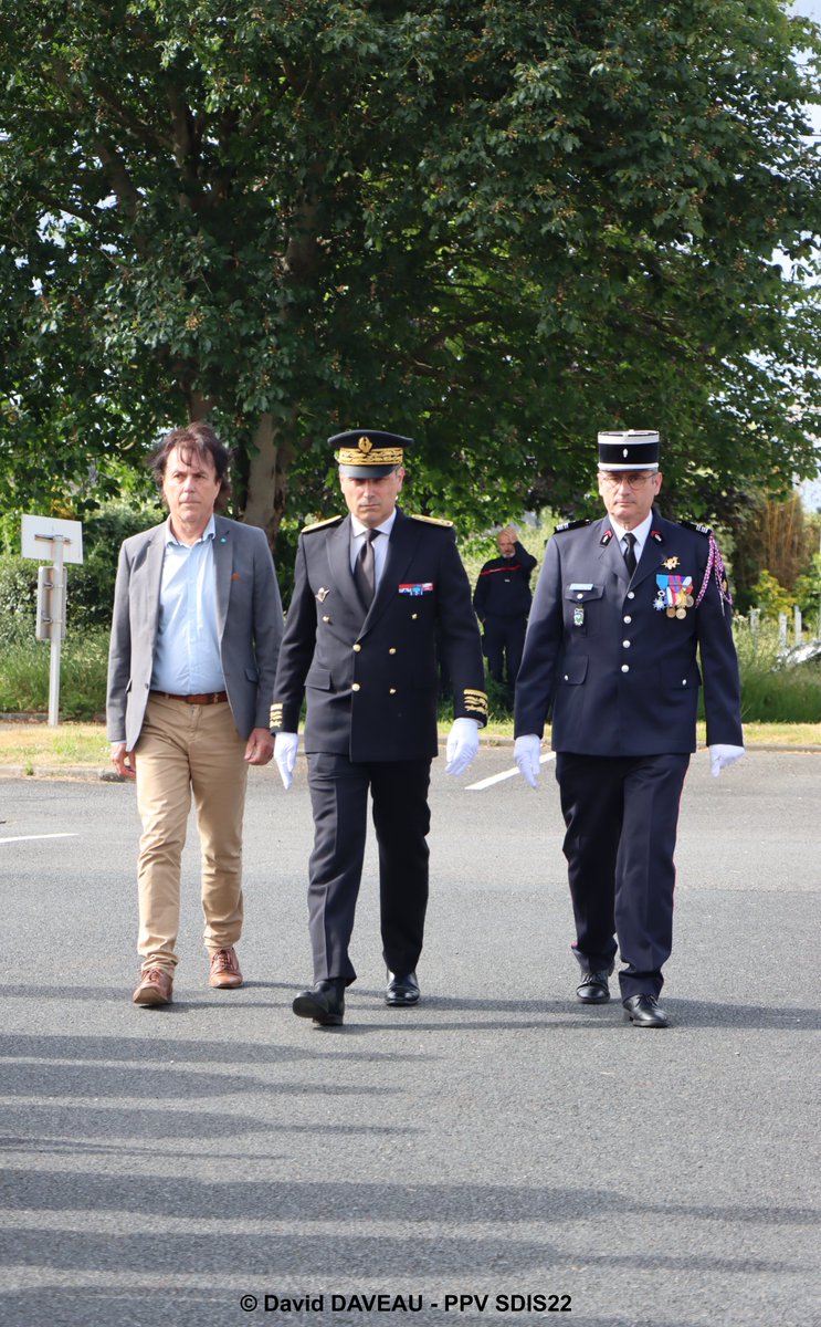 Prefet22's tweet photo. 🫡 Ce lundi 2 juin, François de Keréver, préfet des Côtes-d’Armor, en présence de Christian Coail, président du Conseil départemental, a présidé la cérémonie officielle de prise de commandement du nouveau directeur du SDIS22, le colonel Sébastien Bertau. https://t.co/AvufYneGZP