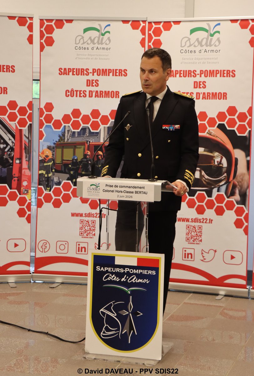 Prefet22's tweet photo. 🫡 Ce lundi 2 juin, François de Keréver, préfet des Côtes-d’Armor, en présence de Christian Coail, président du Conseil départemental, a présidé la cérémonie officielle de prise de commandement du nouveau directeur du SDIS22, le colonel Sébastien Bertau. https://t.co/AvufYneGZP