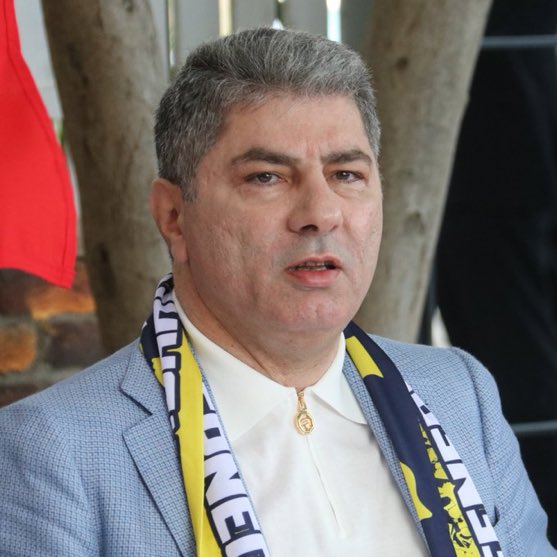 fener_habers's tweet photo. 💥Hakan Safi:

Rakibimizin listesinin gölge başkanına da seslenmek istiyorum. 

Zamanında bize limit yok diyerek sol bek transferini çok görenlere Fenerbahçe'yi teslim etmeyeceğiz. https://t.co/X0Rso90o4f