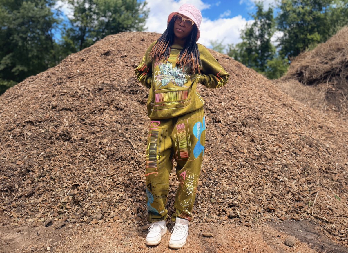 realsnowmilk's tweet photo. The Legend, @edarababyg 🥤

Individually numbered wearable art.

👉🏽 Shop Snow Milk 🥤
→ https://t.co/tEY8V5Ajxa

#SnowMilk #WearableArt #Fashion #Streetwear #Art https://t.co/dOe2MOvXil