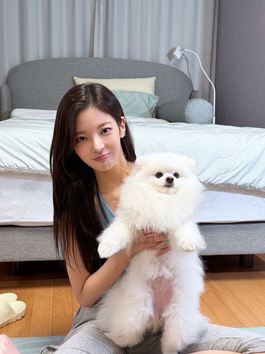 CJSGLOBAL's tweet photo. 260603 ITZY (https://t.co/XESu09DfDm) Instagram post update with #LIA #리아

“☁️ #LIACHOI 💆🏻‍♀️
All you exhausted MIDZYs,
gather here ( ˘͈ ᵕ ˘͈ )ꕤ.˖
LIA is here to share her favorite gua sha hacks that really work🩵”

🎵 Yerin Baek - A Walk https://t.co/DHIPgqpGw1