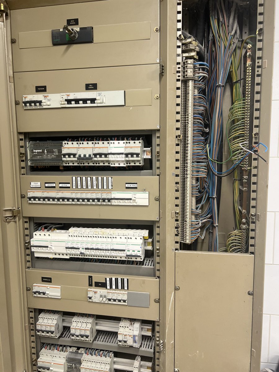 ZeReturn's tweet photo. ARBEIT mes petites feignasses 💡 https://t.co/pLN4GCYrkq