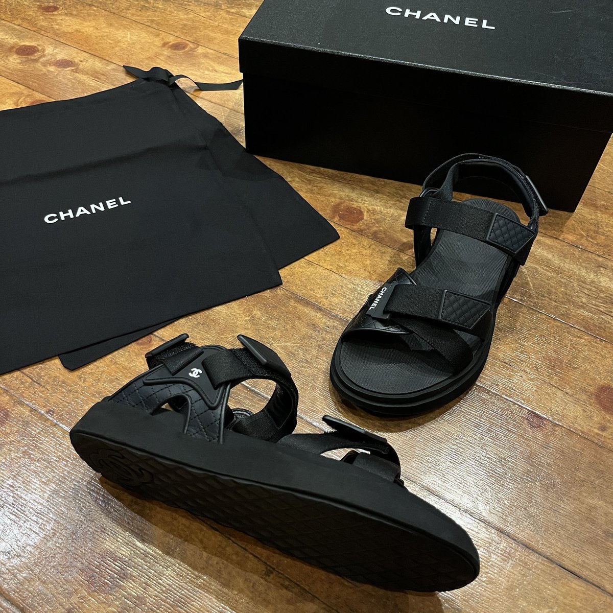 geejeeMORIOKA's tweet photo. #CHANEL からマトラッセルスポーツサンダル / 42(26.5cm〜27.0cm)が入荷です🩴✨

キルティングレザーのストラップが特徴で、一見シンプルですが、ディティールにこだわりが感じられる一足!!!
ロゴもさりげなく入っているのも良いですね🙆‍♂️ https://t.co/tsP3dCDSLc