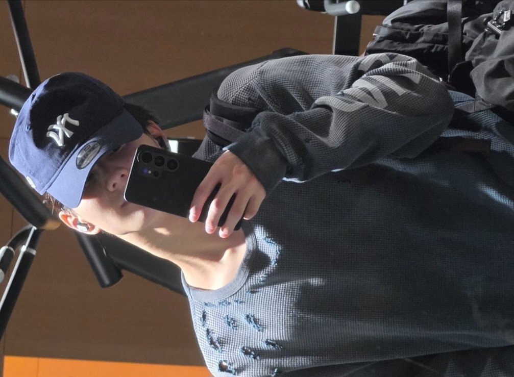 woncattos's tweet photo. THIS GENRE OF JUNGWON HEAD TILT MIRROR SELCA >> https://t.co/GeeXtFwb0r
