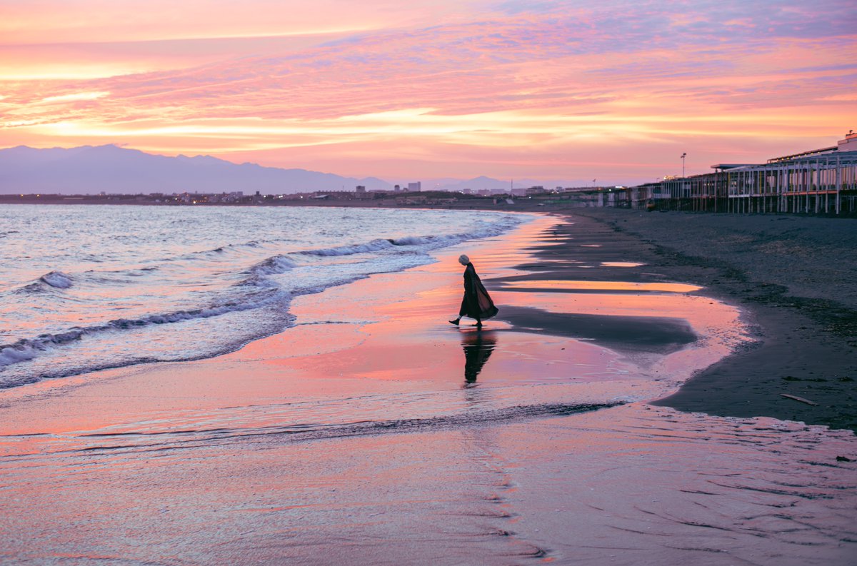 mwm1997's tweet photo. 海の家の建設が始まる頃、湘南の海はひときわ美しく焼ける。 https://t.co/tQVLzY6dAQ