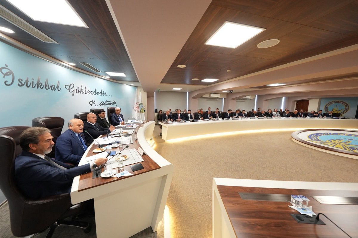 ecakmakdhmi's tweet photo. TBMM KİT Alt Komisyonu denetim toplantısında, Kuruluşumuzun 2023-2024 yılları faaliyetleri ile hesap ve işlemlerini başarıyla değerlendirdik.

Komisyon Başkanımız ve değerli milletvekillerimizin yanı sıra ilgili kurum ve kuruluş temsilcilerinin katılımlarıyla; havacılık sektöründeki gelişmeleri, yatırım projelerimizi, hava seyrüsefer hizmetlerimizi ve geleceğe yönelik hedeflerimizi kapsamlı şekilde ele aldık.

Tüm havalimanlarımızda gerçekleştirdiğimiz dev yatırımlar, yerli ve millî teknoloji projelerimiz ve çevreci vizyonumuzla küresel havacılığın öncüsü olmaya devam ediyoruz.

93 yıllık köklü geçmişimizden aldığımız güçle ülkemizin bayrağını dünya havacılığın zirvesine taşımak adına omuz omuza çalışan tüm çalışma arkadaşlarıma teşekkür ederim. ✈️🇹🇷