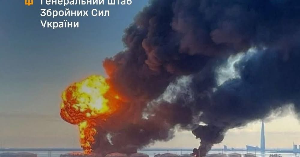 KieuTho_99's tweet photo. 🟦Ukraine oánh… Nga hoảng loạn ví không thể đỡ nổi.
Bộ Tổng tham mưu Lực lượng vũ trang Ukraine xác nhận việc tấn công vào kho dầu ở St. Petersburg và các mục tiêu "có giá trị cao" khác trên lãnh thổ Liên bang Nga và Khu vực quân sự - thuộc lãnh thổ Ukraine. 
Bộ Tổng tham mưu Lực lượng vũ trang Ukraine xác nhận việc tấn công vào kho dầu ở St. Petersburg, một nhà máy ở vùng Tambov, sân bay Saki, nhà máy Zenzevatka và các mục tiêu có giá trị cao khác. 
Tác giả: Svetlana Romanenko. 
Vào đêm ngày 3 tháng 6 năm 2026, các đơn vị thuộc Lực lượng Quốc phòng Ukraine đã tiến hành các cuộc tấn công vào một số cơ sở chiến lược quan trọng trên lãnh thổ Liên bang Nga và Khu vực quân sự - lãnh thổ Ukraine, theo báo cáo của Bộ Tổng tham mưu Lực lượng vũ trang Ukraine. Trong số các mục tiêu bị tấn công: - kho dầu St. Petersburg ở vùng Leningrad, nơi xảy ra hỏa hoạn sau cuộc tấn công. Kho dầu này là một trong những tổ hợp trung chuyển sản phẩm dầu mỏ lớn nhất theo hướng Baltic và đóng vai trò quan trọng trong việc đảm bảo xuất khẩu và hậu cần nguồn nhiên liệu của Nga. Công suất thông lượng của nó là 10 triệu tấn mỗi năm. Cơ sở này tham gia đáp ứng nhu cầu của các đơn vị quân sự của quốc gia xâm lược; - Việc tàu thuyền và cơ sở hạ tầng tại cảng Kronstadt bị tấn công đã được xác nhận, mức độ thiệt hại đang được làm rõ; - Một đám cháy đã bao trùm khu vực nhà máy "Progress" ở Michurinsk, vùng Tambov, chuyên sản xuất các thiết bị cho hệ thống điều khiển công nghệ hàng không và tên lửa; - Một cuộc tấn công cũng được thực hiện vào sân bay Saki ở Crimea bị chiếm đóng, nơi hệ thống dẫn đường vô tuyến tầm ngắn đã bị vô hiệu hóa; - Thiệt hại đã được ghi nhận đối với các kho đạn dược và nhiên liệu, cũng như một sở chỉ huy của địch ở các vùng Donetsk và Luhansk. 
Bộ Tổng tham mưu Lực lượng vũ trang Ukraine đã làm rõ kết quả của các cuộc tấn công trước đó: - Ngày 2 tháng 6, các tổ máy lọc dầu sơ cấp và bể chứa đã bị hư hại tại Nhà máy lọc dầu Ilsky ở vùng Krasnodar; - Hoạt động của trạm bơm dầu Zenzevatka ở vùng Volgograd đã bị ngừng lại; - Việc phá hủy các hầm trú ẩn và tổn thất về nhân sự của địch tại trường huấn luyện Primorsky Posad ở vùng Zaporizhzhia vào ngày 30 tháng 5 đã được xác nhận, 30 người đã bị tiêu diệt. 
Như https://t.co/I0fThhymPy đã đưa tin trước đó, Zelensky đã nói về thất bại của 3 lực lượng địch. Vào ngày 2 tháng 6, Cảng dầu St. Petersburg, các cơ sở ở Kronstadt và một nhà máy lọc dầu ở vùng Tambov đã bị tấn công. Bộ Tổng tham mưu Lực lượng vũ trang Ukraine cũng xác nhận việc phá hủy Nhà máy lọc dầu Ilsky ở vùng Krasnodar của Nga và báo cáo chi tiết về các cuộc tấn công mới vào lãnh thổ Nga và lực lượng phòng không Ukraine vào ngày 2 tháng 6.

Henry Nguyen