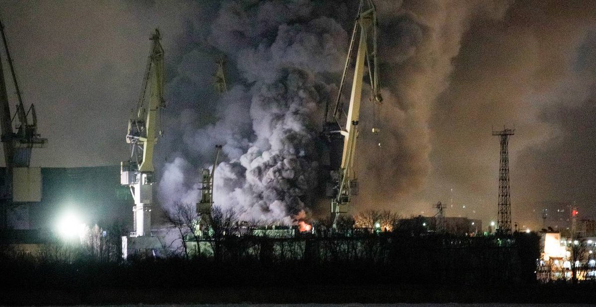 The_Lookout_N's tweet photo. Provorny was a Project 20385, not a 20380, but both have a composite superstructure, and such will burn if not immediately extinguished.

First here is Provorny on fire and the immediate aftermath, December 2021, and last from her launch, after being rebuilt, in 2024. https://t.co/EQfqTFGDhZ