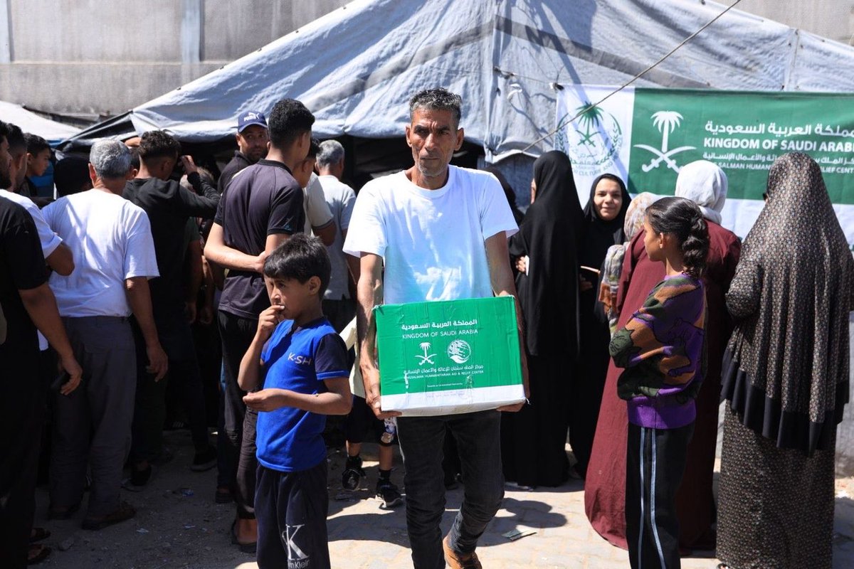 KSRelief_EN's tweet photo. #KSrelief distributed 793 food baskets in Khan Younis, #Gaza Strip, benefiting 4,758 individuals, as part of the “Selaal AlKhair” project to support food security. https://t.co/HIY7lPr17C