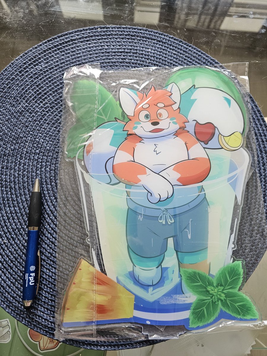 FalixFox's tweet photo. I received an Falix acrylic stand 
WHY IS IT SO HUGE? XDDD https://t.co/5jQcvCckal
