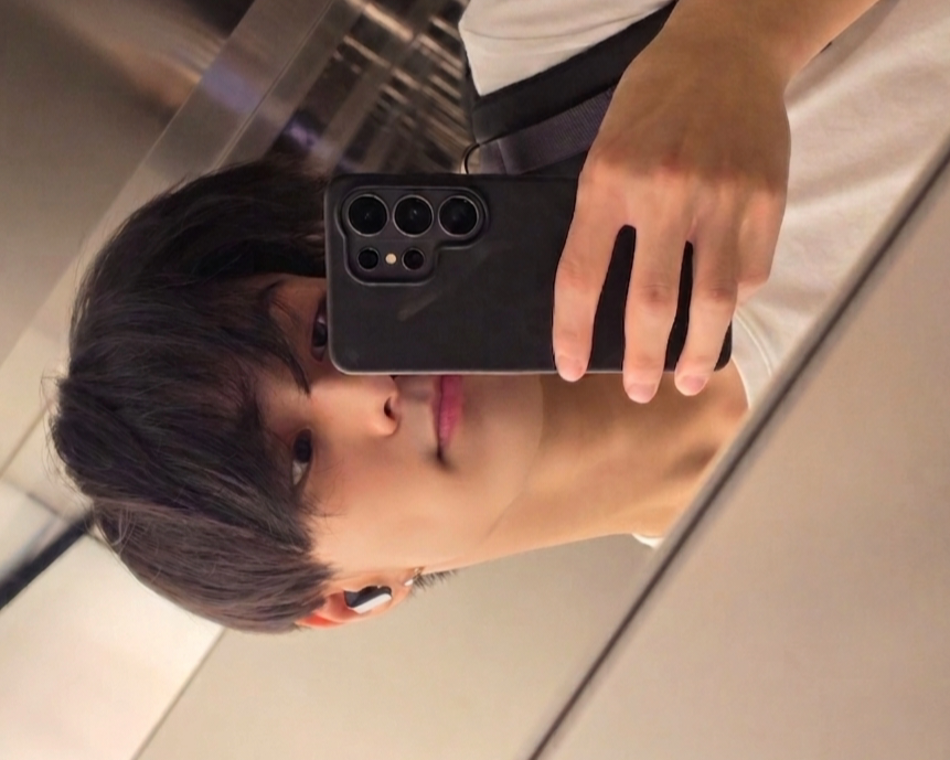 woncattos's tweet photo. THIS GENRE OF JUNGWON HEAD TILT MIRROR SELCA >> https://t.co/GeeXtFwb0r