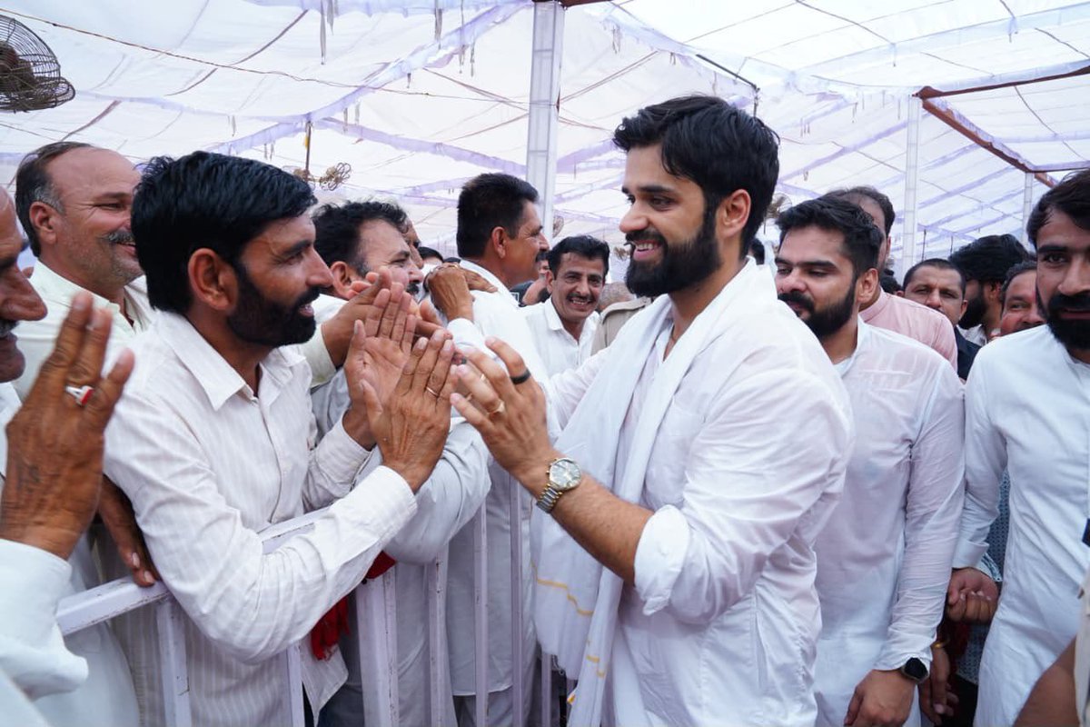 bishnoikuldeep's tweet photo. 1. हरियाणा के निर्माता, पूर्व मुख्यमंत्री युगपुरुष चौधरी भजनलाल जी की 15वीं पुण्यतिथि पर आदमपुर स्थित समाधि स्थल पर प्रदेश के कोने-कोने से, राजस्थान, पंजाब, गुजरात, महाराष्ट्र से पहुंचकर श्रद्धांजलि अर्पित करने वाले हजारों साथियों, कार्यकर्ताओं, शुभचिंतकों एवं सम्मानित नागरिकों का मैं हृदय की गहराइयों से आभार व्यक्त करता हूं।
आज आप सभी की भावपूर्ण उपस्थिति ने एक बार फिर सिद्ध कर दिया कि चौधरी भजनलाल जी की जनसेवा, विकास और सर्वसमाज की राजनीति की विचारधारा आज भी हरियाणा की जनता के दिलों में जीवंत है। उनके प्रति जनता का यह प्रेम, सम्मान और विश्वास हम सभी के लिए प्रेरणा का स्रोत है।
मैं हरियाणा के माननीय मुख्यमंत्री श्री नायब सैनी जी का विशेष रूप से आभार व्यक्त करता हूं, जिन्होंने आदमपुर पहुंचकर चौधरी भजनलाल जी को श्रद्धासुमन अर्पित किए और उनके प्रति अपना सम्मान प्रकट किया।