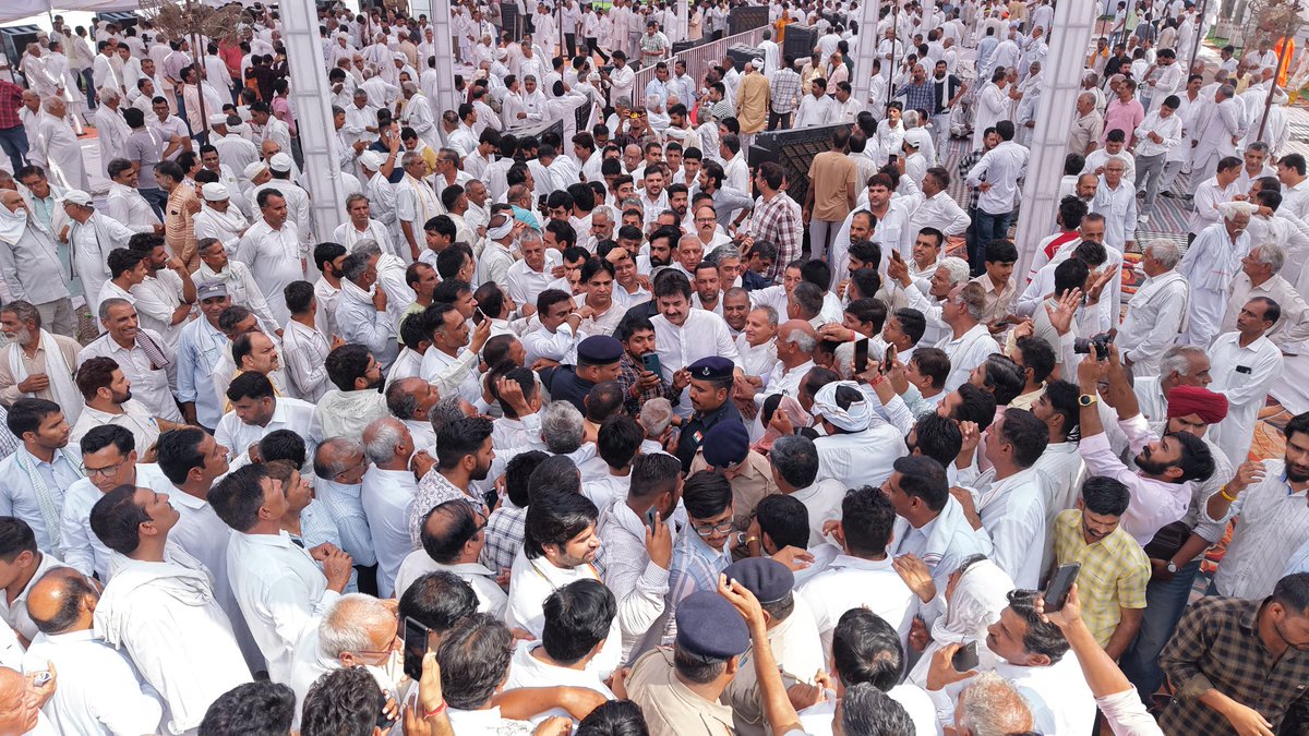 bishnoikuldeep's tweet photo. 1. हरियाणा के निर्माता, पूर्व मुख्यमंत्री युगपुरुष चौधरी भजनलाल जी की 15वीं पुण्यतिथि पर आदमपुर स्थित समाधि स्थल पर प्रदेश के कोने-कोने से, राजस्थान, पंजाब, गुजरात, महाराष्ट्र से पहुंचकर श्रद्धांजलि अर्पित करने वाले हजारों साथियों, कार्यकर्ताओं, शुभचिंतकों एवं सम्मानित नागरिकों का मैं हृदय की गहराइयों से आभार व्यक्त करता हूं।
आज आप सभी की भावपूर्ण उपस्थिति ने एक बार फिर सिद्ध कर दिया कि चौधरी भजनलाल जी की जनसेवा, विकास और सर्वसमाज की राजनीति की विचारधारा आज भी हरियाणा की जनता के दिलों में जीवंत है। उनके प्रति जनता का यह प्रेम, सम्मान और विश्वास हम सभी के लिए प्रेरणा का स्रोत है।
मैं हरियाणा के माननीय मुख्यमंत्री श्री नायब सैनी जी का विशेष रूप से आभार व्यक्त करता हूं, जिन्होंने आदमपुर पहुंचकर चौधरी भजनलाल जी को श्रद्धासुमन अर्पित किए और उनके प्रति अपना सम्मान प्रकट किया।