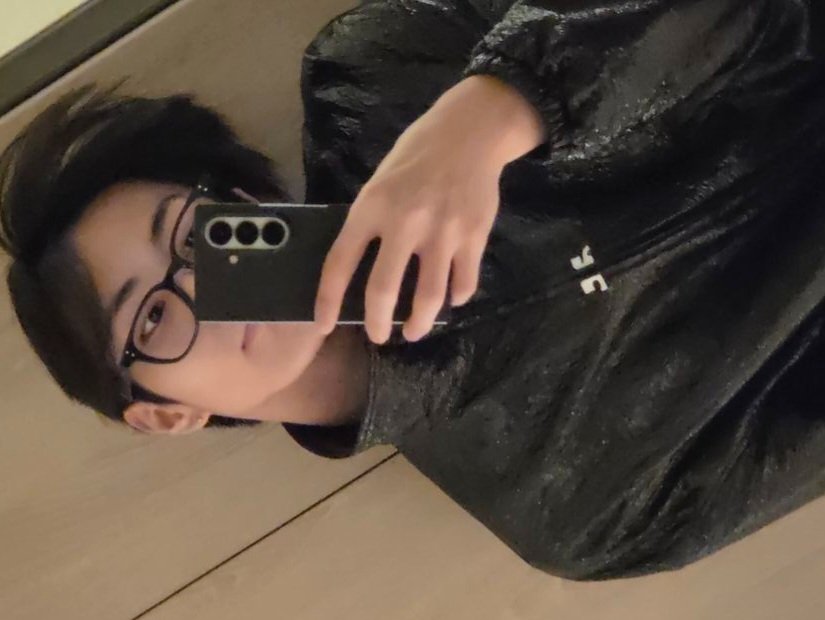 woncattos's tweet photo. THIS GENRE OF JUNGWON HEAD TILT MIRROR SELCA >> https://t.co/GeeXtFwb0r