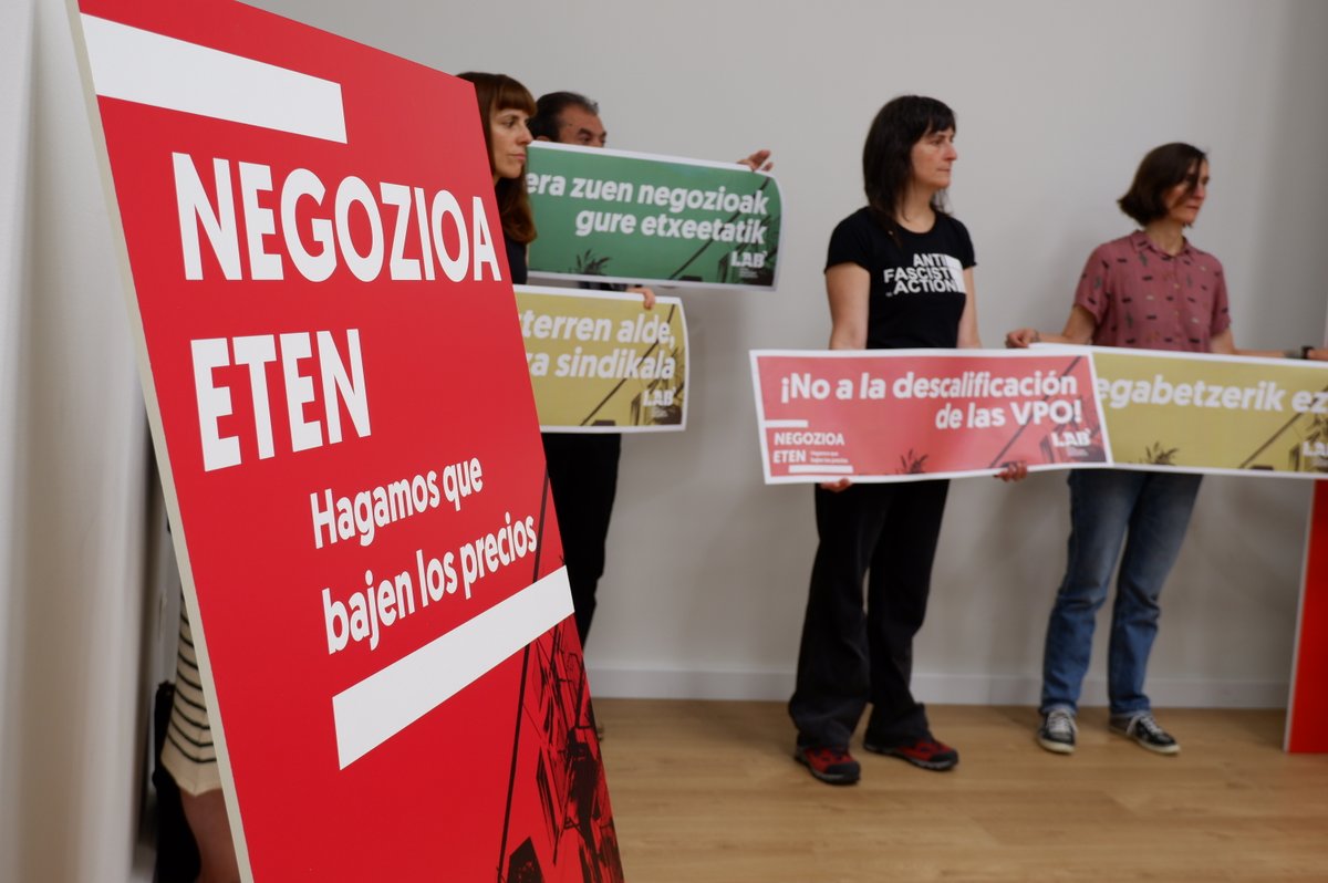 LABsindikatua's tweet photo. 🏘️ Las actuales políticas de vivienda alimentan el rentismo

📒Hemos presentado un informe sobre la acción sindical llevada a cabo por LAB en este ámbito

✊Tenemos que seguir organizándonos por nuestro derecho a la vivienda

🔗 https://t.co/QbakjUUDpl https://t.co/tCPVRid6pw