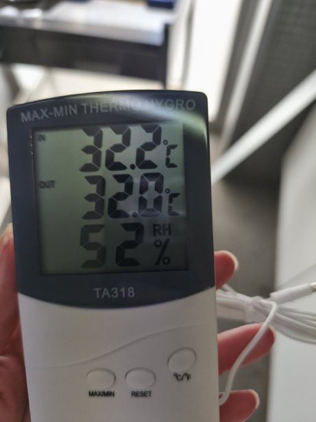 SalvemCAPSgr's tweet photo. Genial, però dotar a tots els Caps d'un aire condicionat que permeti als pacients mantenir la seva temperatura corporal adequada seria el prioritari, se superen els 30° en moltes instal·lacions. https://t.co/c7q4uSihlV
