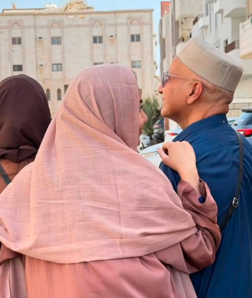 WaniaHamid11's tweet photo. Syeda Tuba shares her Hajj jouney , she completed with her parents
#syedatuba #Hajj2026 #Viral https://t.co/iyT6Dm5Q4O