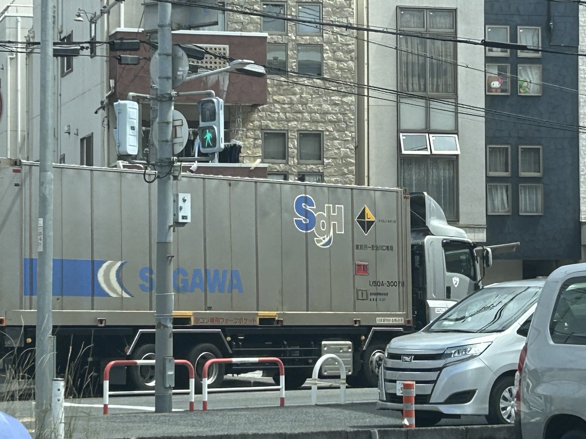 osakatrain's tweet photo. 東大阪で駐車場停めたらSRCのコンテナいた https://t.co/uH8TH8ECtF