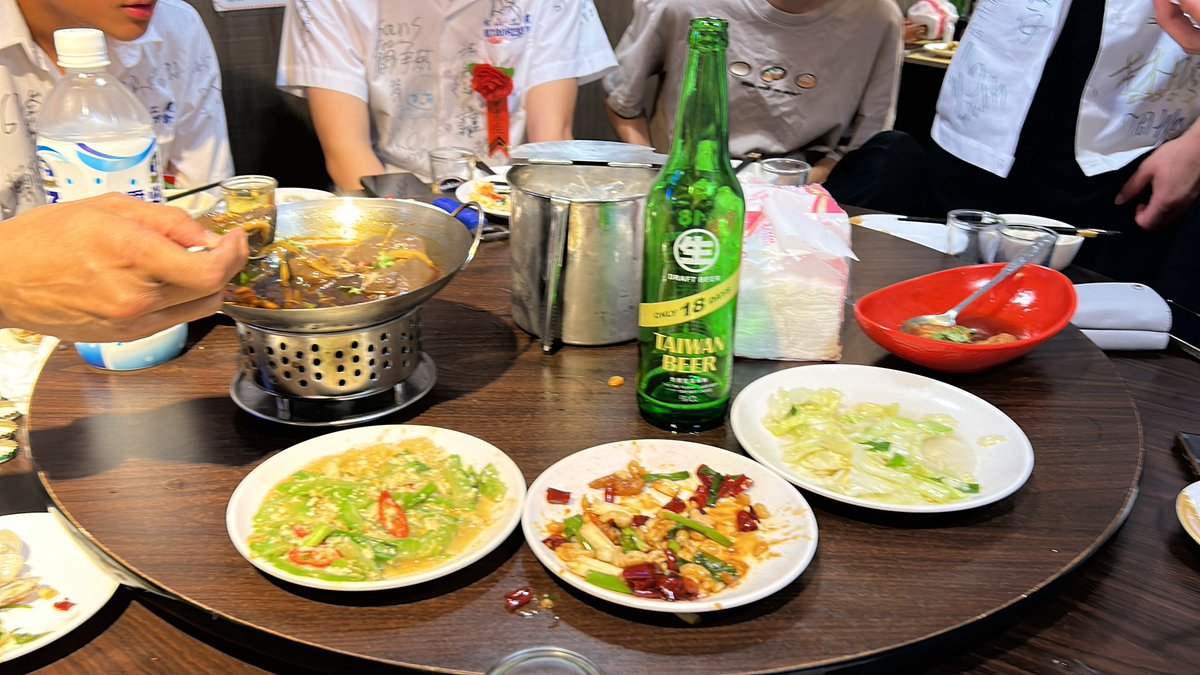 WantaChangeLife's tweet photo. drinking and having hot stir-fry with (almost) all of my classmates and teacher :3 https://t.co/lmzpfOBYyJ