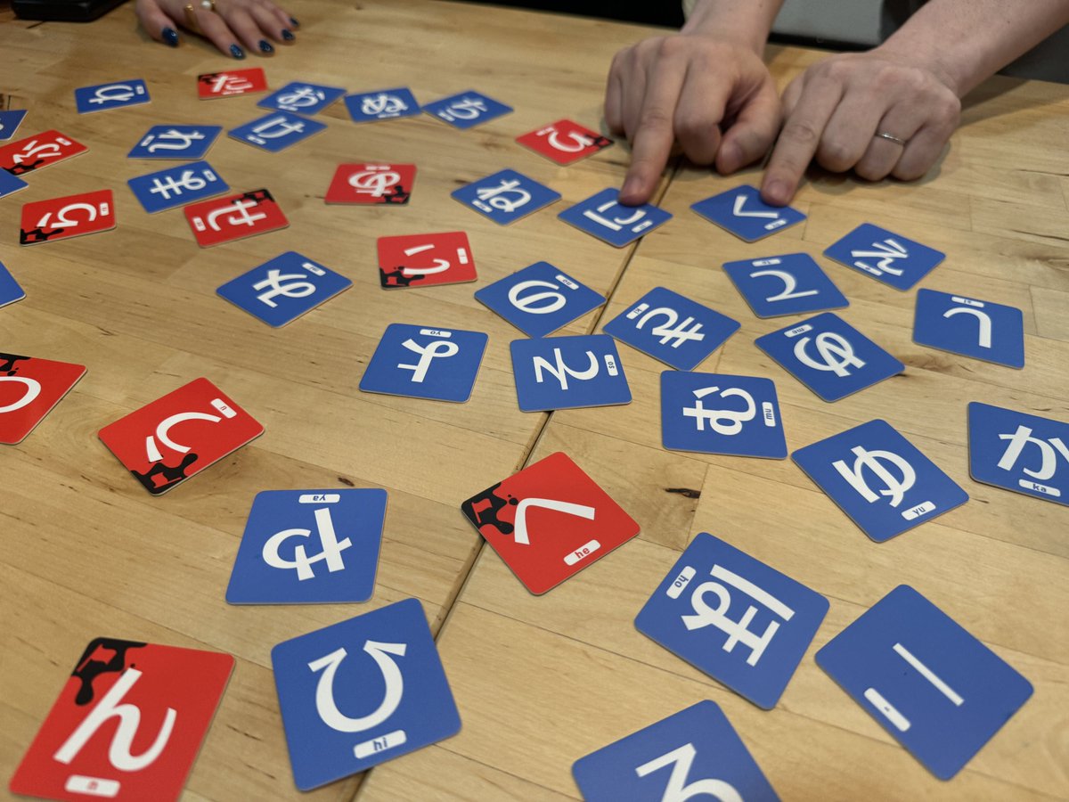 be_catchy's tweet photo. ピタッコカルタ。『シリト：リミット10』風な、全文字を使い切りたい協力型！ お題に合わせて、でも何の単語を作っているかは言わずに、両手で1文字ずつに触れていく。「そんなん分かるかー！」ってなるけど意外と分かるんよな。使用済みの文字も使えるけど、得点にはならない潔さも良い。面白いです。 https://t.co/tjP84gF7S7