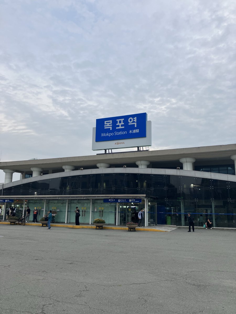 ryudaewan's tweet photo. 회사 보유분 #진도 #쏠비치 가 된 김에 시작한 고창-목포-진도 여행이 끝나간다. 다시 올 일이 있을까.

바로 앞자리 앉은 외국인이 비 맞은 중 모양으로 혼잣말 중얼거려 신경 거슬렸는데 다행히 조용해졌다. #목포역 #srt https://t.co/rLZb61JsOk