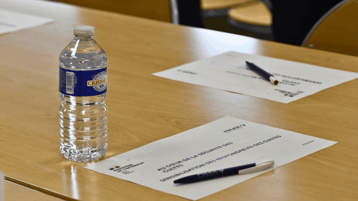 PoliceNat83's tweet photo. #Sécurité #Prévention #Protéger
🤝 Sécurité des lieux de culte à La Seyne-sur-Mer

La CPN a réuni les représentants des trois religions monothéistes. 

Un message commun de prévention a été partagé afin d’accompagner la mise en sûreté des lieux de culte. https://t.co/vpdH5xuvtZ