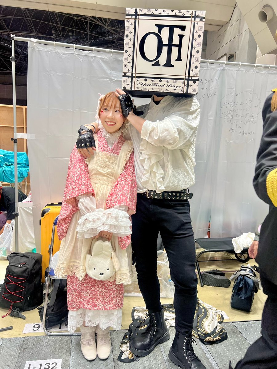 __yumika_a's tweet photo. 今回のデザフェスもれおさんログボ🪙
首と腕が出てるレアれおさんだね☝🏻
終わりがけでブラウスももう1回着てもろてもーーーほんとすみません
でもいつもお写真ありがとうーーー🥹🫶🏻🖤

#デザフェス63
#OHT #ObjectHeadTokyo https://t.co/hJVBI4gLuP