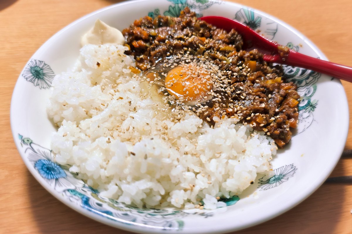 G0mamln's tweet photo. レンチン無水カレー
玉ねぎ切らしててキャベツ、人参、ジャガイモで作った https://t.co/HuwWTxOPcR