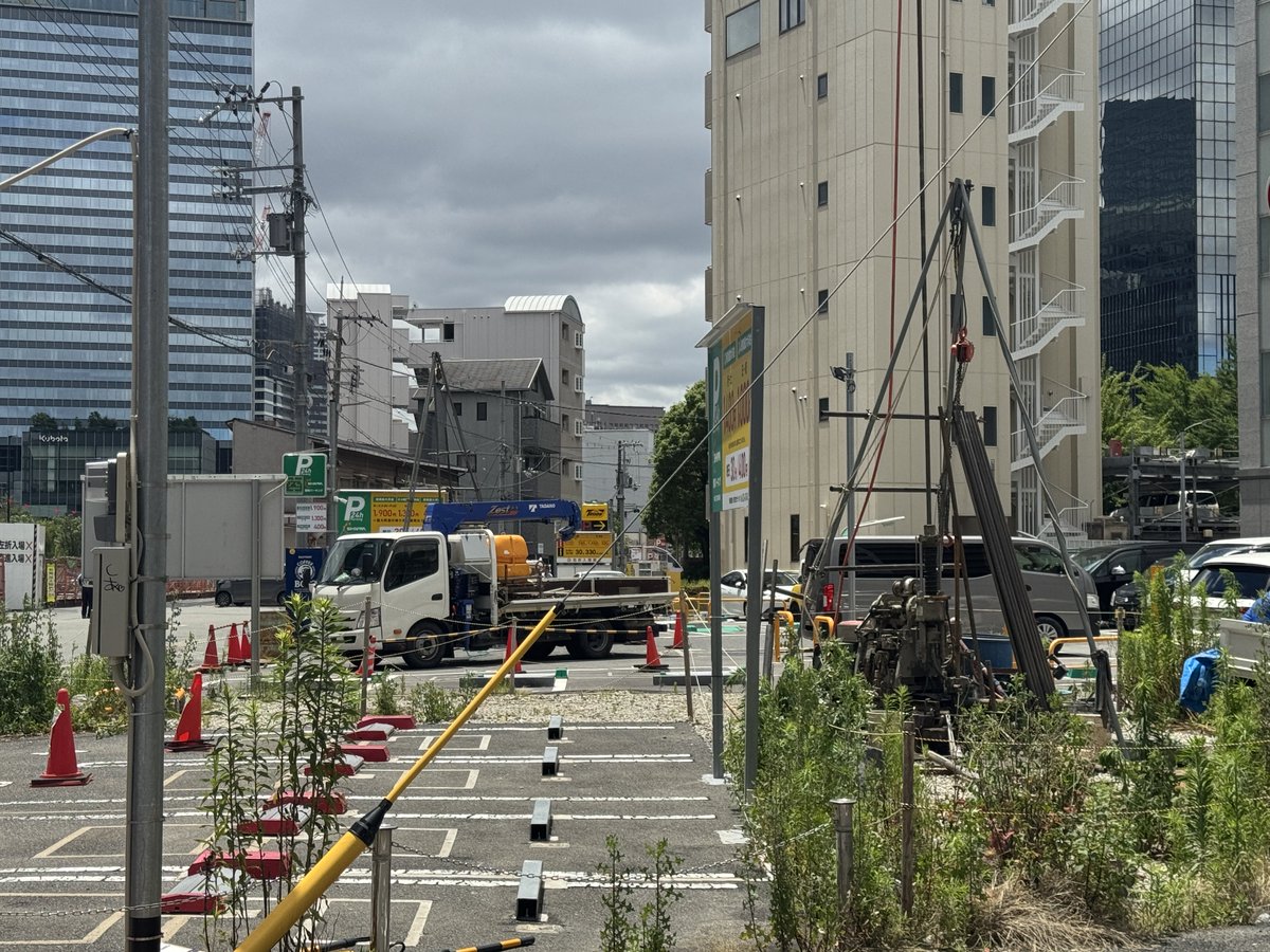 gorimon's tweet photo. 中津5丁目のオフィスビル建設地。先月から穴をホリホリ、調査をしてはります。 https://t.co/WFz0sFrV4m
