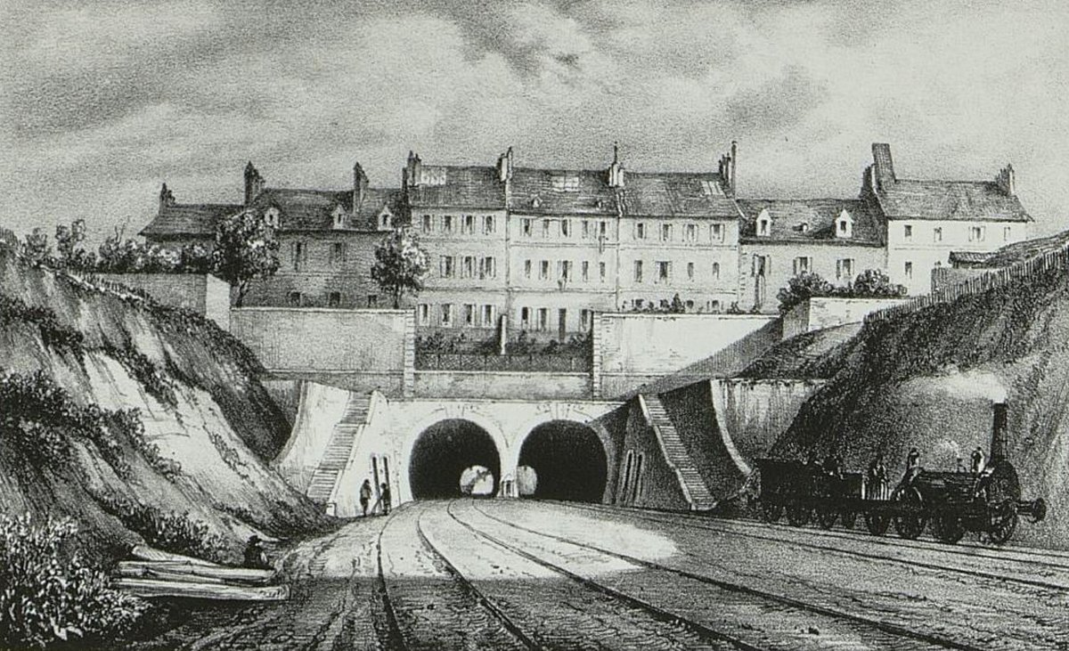 HistoireParis17's tweet photo. 📆🚂 Mardi 9 juin, à 18h45 : Conférence "Le fameux tunnel des Batignolles" par Patrick Rollot (en partenariat avec la Gare Saint-Lazare, @AAPSL_FR et @aspcrf)
Construit par les frères Pereire à partir de 1837 pour la toute première ligne ferroviaire française dédiée au transport de voyageurs, le fameux tunnel des Batignolles fut démoli il y a 100 ans à la suite d’un grave accident, entraînant la destruction de tout un petit quartier qui se trouvait au-dessus. Venez découvrir l’histoire passionnante de ce tunnel et de son ancien quartier au cœur des Batignolles.
📍 Gare Saint-Lazare. Entrée libre. Inscription obligatoire : contact@hep17.org
