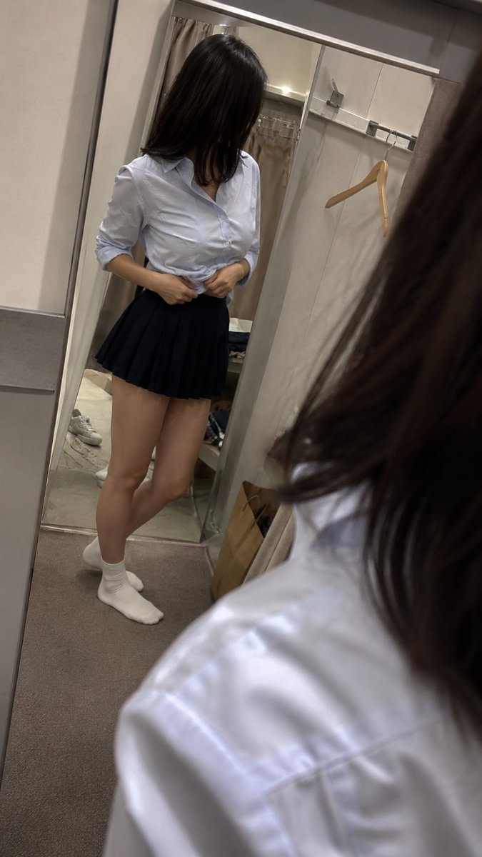 vc_koyori's tweet photo. この店、試着室に小型カメラ付いてたんだけど https://t.co/s3UbE9Xa5s